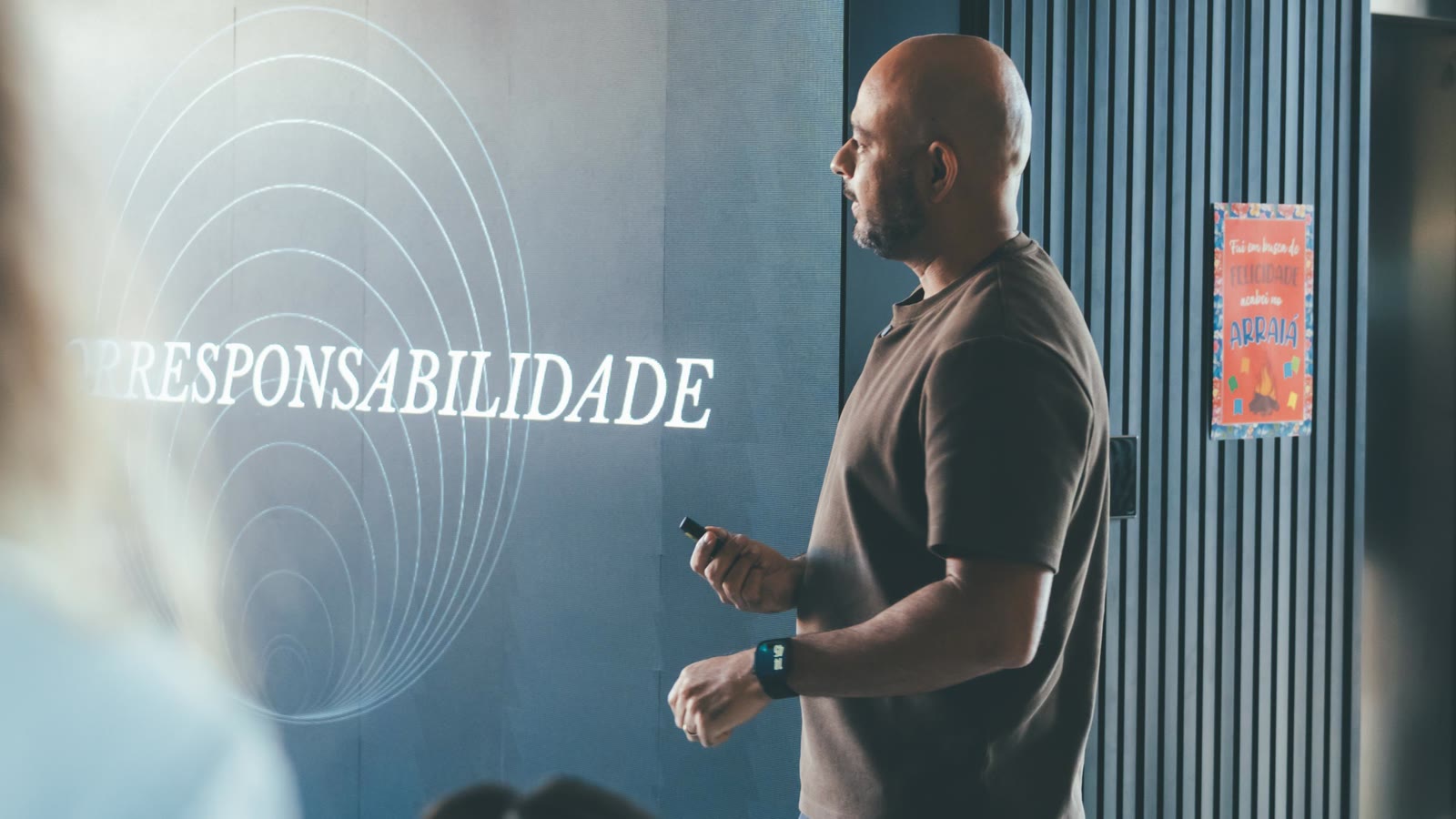 Fábio Ramos apresenta à equipe da Agência Arpejo o estudo sobre inteligência artificial, com a palavra autorresponsabilidade projetada ao fundo