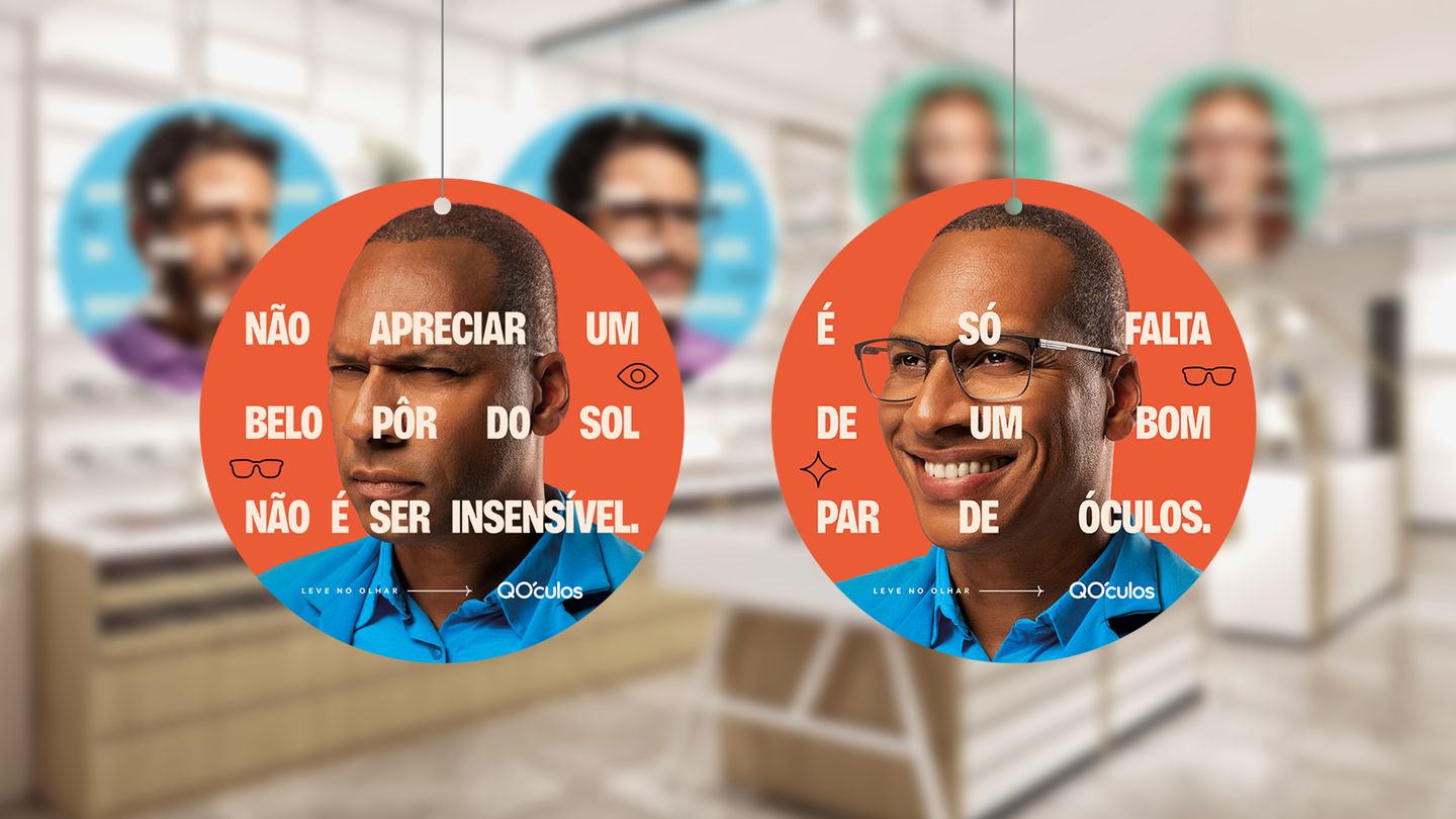 Móbiles redondos da campanha Leve no Olhar pendurados no teto de uma loja QÓculos