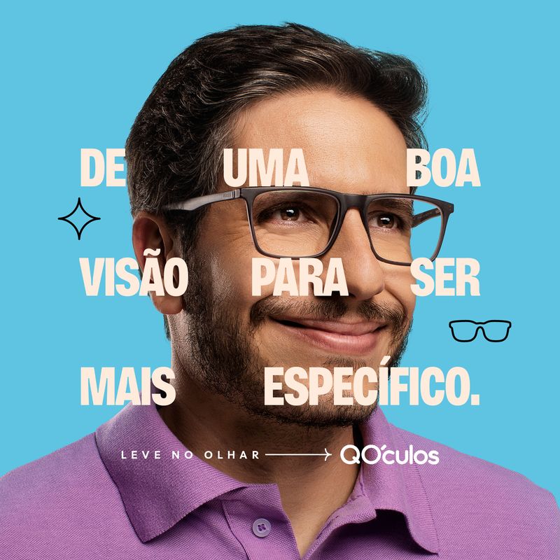 Wobler da QÓculos: o mesmo homem sorrindo de óculos com o texto "De uma boa visão, para ser mais específico"